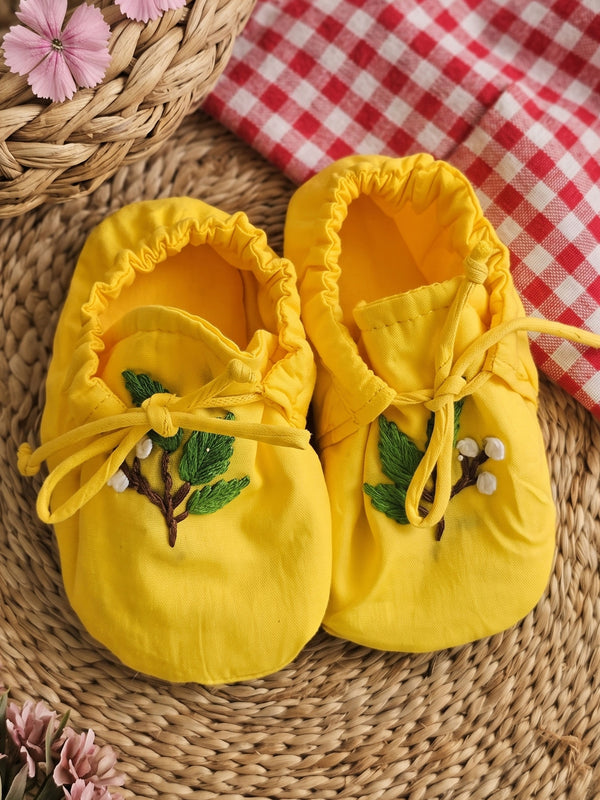 Baby Unisex Embroidered Yellow Tie-Up Style Baby Booties – Tiny White Buds