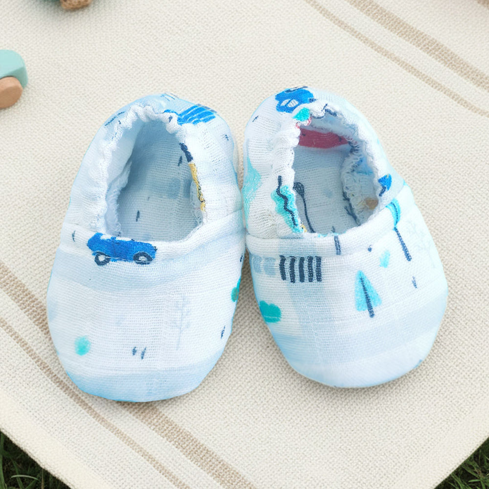 Muslin Printed White Baby Shoes - Tiny Town